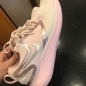 Kids Nike’s size 6